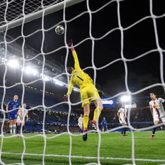 Tiane Endler lo atajó todo, pero no pudo contra el VAR