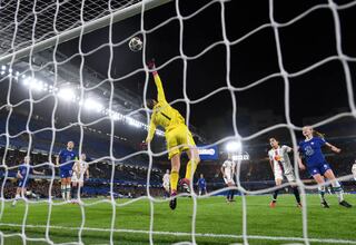 Tiane Endler lo atajó todo, pero no pudo contra el VAR