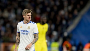 MADRID, SPAIN - APRIL 12: Toni Kroos of Real Madrid CF looks on during the UEFA Champions League Quarter Final Leg Two match between Real Madrid and Chelsea FC at Estadio Santiago Bernabeu on April 12, 2022 in Madrid, Spain. (Photo by Berengui/vi/DeFodi Images via Getty Images)