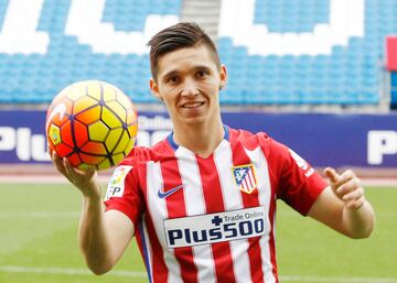 El Atl¨¦tico se ve obligado a acudir al mercado ante la baja de larga duraci¨®n de Tiago (ilustre refuerzo invernal all¨¢ por enero de 2010). Llega Augusto Fern¨¢ndez desde el Celta y Kranevitter de River. El primero se asent¨® r¨¢pidamente, uno de los fichajes que menos tiempo ha necesitado para hacerse a la idea del Cholo y fue capital en el pivote para que el Atl¨¦tico alcanzase la final de la Champions. Jugar¨ªa un total de dos a?os, hasta salir en enero de 2018 a China con 34 partidos disputados. Una lesi¨®n de rodilla trunc¨® su segundo curso de colchonero. Su joven compatriota Kranevitter no tuvo tanta suerte y sus apariciones fueron m¨¢s espor¨¢dicas. Tras seis meses en plantilla (11 encuentros) y varias cesiones, saldr¨ªa traspasado al Zenit, donde tampoco pudo brillar. Actualmente ha regresado a River Plate.