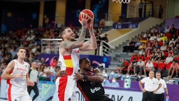 Spanish player Huancho Hernangomez (L) in action against Retin Obasohan of Belgium during the Eurobasket 2022 group A game between Spain and Belgium in Tbilisi, Georgia, 04 September 2022.