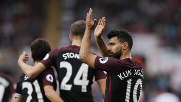 Ag&uuml;ero aplaude a la afici&oacute;n del City tras anotar. 