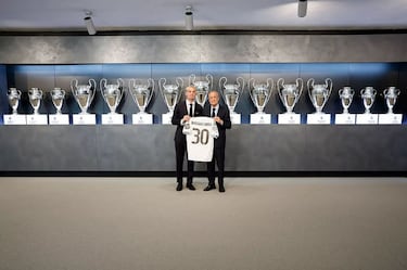 Franco Mastantuono y Florentino Pérez con la camiseta con el dorsal '30'. 