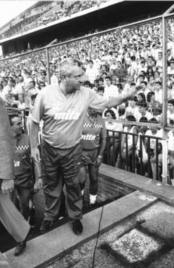 El técnico del Atlético de Madrid saludando a la afición.