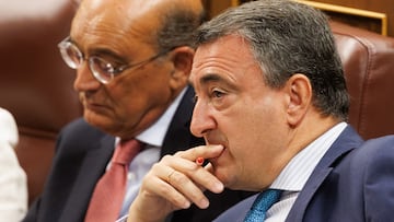 El portavoz del PNV en el Congreso, Aitor Esteban (d), durante el pleno de investidura del l¨ªder del Partido Popular, en el Congreso de los Diputados, a 27 de septiembre de 2023, en Madrid (Espa?a). El presidente del PP y candidato al Gobierno se someti¨® ayer, 26 de septiembre, a la primera sesi¨®n de su debate de investidura en el Congreso, que dur¨® siete horas y media y fue el primero en el que se escuchan discursos en lenguas cooficiales con el uso de pinganillos para recibir la traducci¨®n simult¨¢nea. Hoy, se vota su candidatura en 'primera vuelta', resultado que marcar¨¢ el pleno previsto para celebrarse en 488 horas, el viernes, 29 de septiembre, en caso de Feij¨®o no logre la mayor¨ªa absoluta (176 diputados) que se requiere en el primer intento.
27 SEPTIEMBRE 2023;MADRID;SEGUNDO D?A SESI?N INVESTIDURA;CONGRESO DE LOS DIPUTADOS;FEIJ?O
Eduardo Parra / Europa Press
27/09/2023