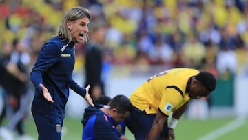 AMDEP3831. QUITO (ECUADOR), 21/03/2025.- El seleccionador Sebastián Beccacece de Ecuador dirige este viernes, en un partido de las eliminatorias sudamericanas para el Mundial de 2026 entre las selecciones de Ecuador y Venezuela en el estadio Rodrigo Paz Delgado en Quito (Ecuador). EFE/ José Jácome