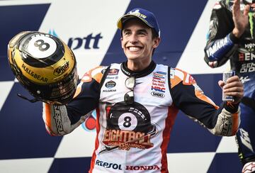 Tras ganar en el Gran Premio de Tailandia el piloto español ha conseguido levantar su octavo Mundial. Sobre el asfalto venció en un gran duelo a Fabio Quartararo. De esta forma se coloca a solo un título Mundial de Valentino Rossi. 