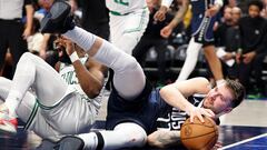 Luka Doncic pelea por la posesión con Luka Doncic durante el tercer partido de las Finales.