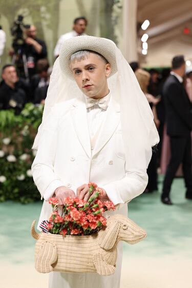 Cole Escola, posa en la alfombra de la gala MET.