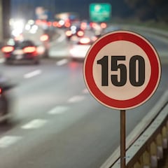 Estos son los vehículos que pueden conducir a 150 km/h de forma legal por las carreteras españolas: deben llevar esta señal de la DGT