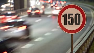 Estos son los vehículos que pueden conducir a 150 km/h de forma legal por las carreteras españolas: deben llevar esta señal de la DGT