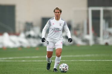 Con 36 años a sus espaldas pero la energía de una veinteañera, Priscila se ha convertido en una pieza básica del equipo de Óscar Fernández. La delantera puede jugar en banda o arriba, pero siempre encuentra el espacio libre y la forma de hacer daño a sus rivales. Esta temporada lo ha jugado todo, 30 partidos, y ha marcado siete tantos tras llega del Betis, donde estuvo tres temporadas. Antes fue una pieza fundamental del Atlético que ganó la Copa y después la liga.