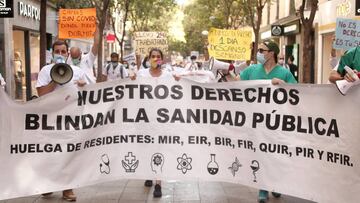 Parcipantes con una pancarta en una manifestaci&oacute;n de los m&eacute;dicos internos residentes (MIR) en Madrid (Espa&ntilde;a), a 27 de julio de 2020. La concentraci&oacute;n es para transmitir a la Consejer&iacute;a de Sanidad que &quot;no parar&aacu