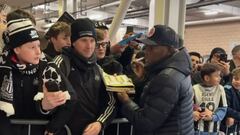 Faustino Asprilla, invitado de honor en el Newcastle vs. Barcelona