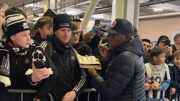 Faustino Asprilla, invitado de honor en el Newcastle vs. Barcelona