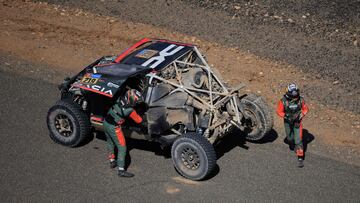 Sebastien Loeb y su copiloto Fabian Lurguin trabajan en el Dacia que se volcó en la etapa 3 del Dakar.