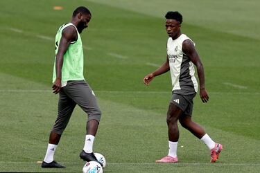 Antonio Rüdiger y Vinicius durante el entrenamiento. 
 