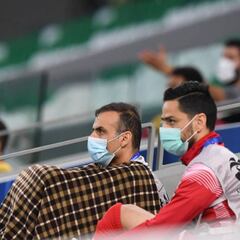 Suplentes con manta a 37 grados