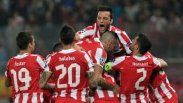 Los jugadores del Olympiacos celebran el gol de la victoria ante el Benfica.