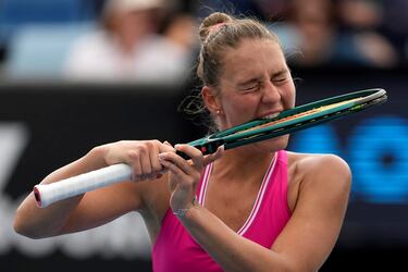 La ucraniana Marta Kostyuk muerde su raqueta durante un momento del partido de tercera ronda del Abierto de Australia de tenis contra la rusa Elina Avanesyan, en Melbourne Park. Kostyuk perdió el primer set (2-6) y pagó su frustración con la raqueta. Pasado el berrinche, se repuso para ganar las dos siguientes mangas por 6-4 y 6-4. 
