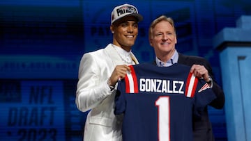 KANSAS CITY, MISSOURI - APRIL 27: (L-R) Christian Gonzalez poses with NFL Commissioner Roger Goodell after being selected 17th overall by the New England Patriots during the first round of the 2023 NFL Draft at Union Station on April 27, 2023 in Kansas City, Missouri.   David Eulitt/Getty Images/AFP (Photo by David Eulitt / GETTY IMAGES NORTH AMERICA / Getty Images via AFP)