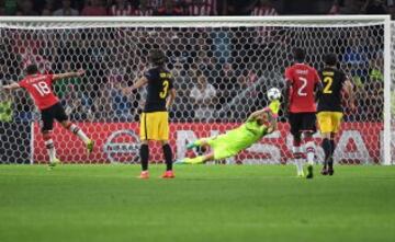 Jan Oblak  portero del Atlético de madrid despeja un penalti a Andrés Guardado justo al final de la primera parte.