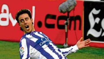 <b>GOLAZO. </b>Pedro López consiguió un auténtico golazo desde más allá de 40 metros y lo celebró en la esquina del córner ya que es su primer tanto esta temporada.