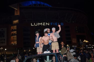 Aficionados de los Seahawks celebran en la ciudad, cerca del Lumen Field, hogar de los Seahawks, el triunfo de su equipo en la final de la Super Bowl LX.