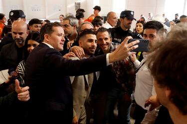 Ilia Topuria rodeado de seguidores. 