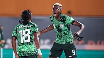 Osimhen se abraza con Looman tras el primer gol de Nigeria ante Camerún.