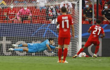 Penalti fallado por Adeyemi.