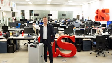 El seleccionador español de fútbol sala, Jesús Velasco, pusa en la redacción de AS con el trofeo que acredita a España como campeona de Europa.