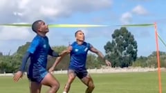 Eduardo Vargas y un crack venezolano hacen esto en Uruguay y sacan aplausos: ¡talento puro!