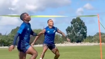 Eduardo Vargas y un crack venezolano hacen esto en Uruguay y sacan aplausos: ¡talento puro!