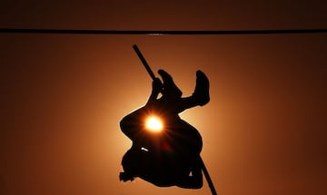 Curiosa imagen durante una prueba de salto con pértiga en el Lakeside Stadium en Melbourne, Australia