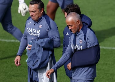 Luis Enrique apareció en el entrenamiento del Paris Saint-Germain Football Club tras someterse a la operación de clavícula. El técnico español sufrió un accidente al montar en bicicleta, de la que se cayó.