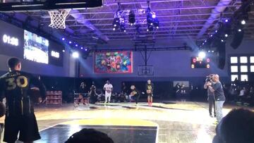 Curry, loco con la canasta de su madre: de cuchara, a una mano y desde el centro del campo