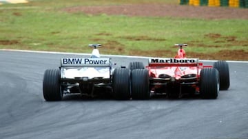 Montoya adelantando a Schumacher en la 'S' de Senna.