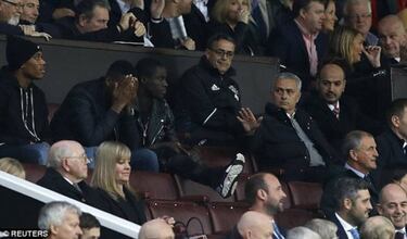 Mourinho regañó a Bailly por hacerse una foto en la grada