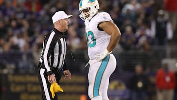 BALTIMORE, MD - OCTOBER 26: Defensive Tackle Ndamukong Suh #93 of the Miami Dolphins talks with referee John Parry after a play in the third quarter against the Baltimore Ravens at M&T Bank Stadium on October 26, 2017 in Baltimore, Maryland. Rob Carr/Getty Images/AFP
== FOR NEWSPAPERS, INTERNET, TELCOS & TELEVISION USE ONLY ==