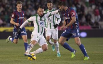 El delantero argenilo del Córdoba, Nabil Ghilas, intenta superar al defensa del Eibar, Eneko Bóveda, durante el encuentro correspondiente a la jornada 19 de primera división, que disputan esta noche en el estadio El Arcángel, de Córdoba.