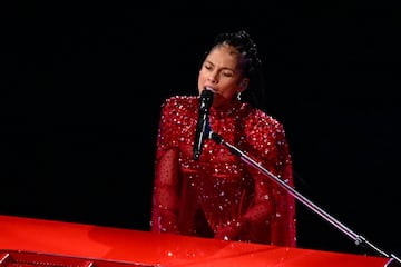 La cantante inició su presentación en el piano para, después, cantar a lado del protagonista del show de medio tiempo.