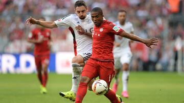 Leverkusen&#039;s defender Roberto Hilbert (L) and Bayern Munich&#039;s Brazilian midfielder Douglas Costa vie for the ball during the German first division Bundesliga football match Bayern Munich vs Bayer 04 Leverkusen in Munich, southern Germany, on Aug