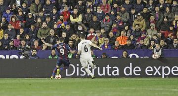 El jugador del Levante, Roger, marca el 1-1.