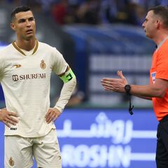 La curiosa imagen de Cristiano Ronaldo en Arabia Saudita con un árbitro de Premier League