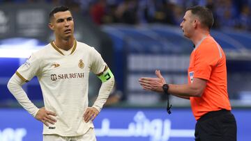 Al-Nassr sufrió un dolorosa derrota en la Saudi Pro League, pero lo curioso fue que Michael Oliver, árbitro de Premier League, amonestó a Cristiano Ronaldo.