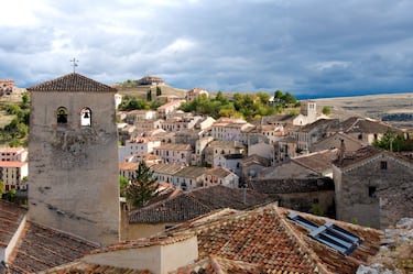 Esta villa medieval está situada al lado de las Hoces del Río Duraton, y es uno de las visitas obligadas en Castilla y León, con múltiples actividades dedicadas al turismo y con un aroma a lechazo asado típico de la zona.