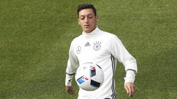 Özil nuevo centro de las críticas de la derecha alemana