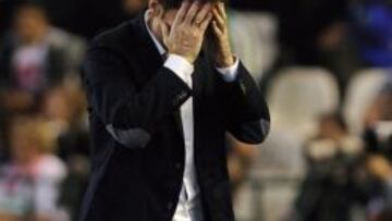 Villarreal&#039;s coach Marcelino Garcia Toral reacts during the Spanish league football match Real Betis vs Villarreal CF at the Benito Villamarin stadium in Sevilla on September 29, 2013. Betis won 1-0.   AFP PHOTO/ CRISTINA QUICLER