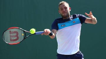 Daniel Evans devuelve una bola ante Ernesto Escobedo durante la tercera jornada del Miami Open de 2017 en el Crandon Park Tennis Center de Key Biscayne, Florida.